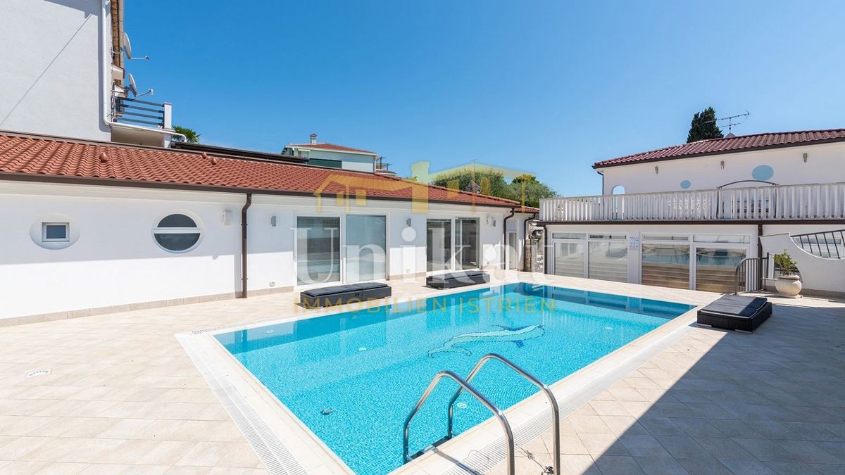 Luksuzna hiša - prvi vrsti ob morju